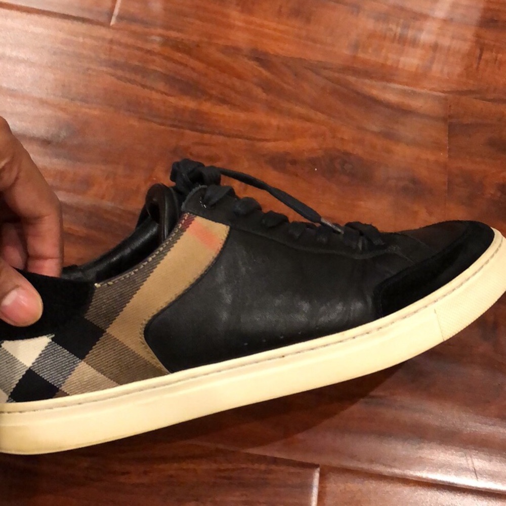 Lightly used Burberry shoes - Picture 5 of 6